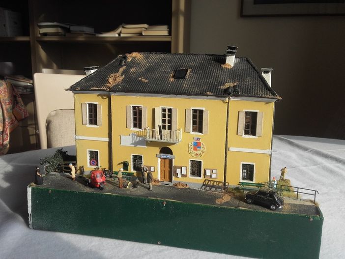 Alberto Isoardi e la sua grande passione per il modellismo: anche il municipio di Stroppo tra le sue numerose creazioni