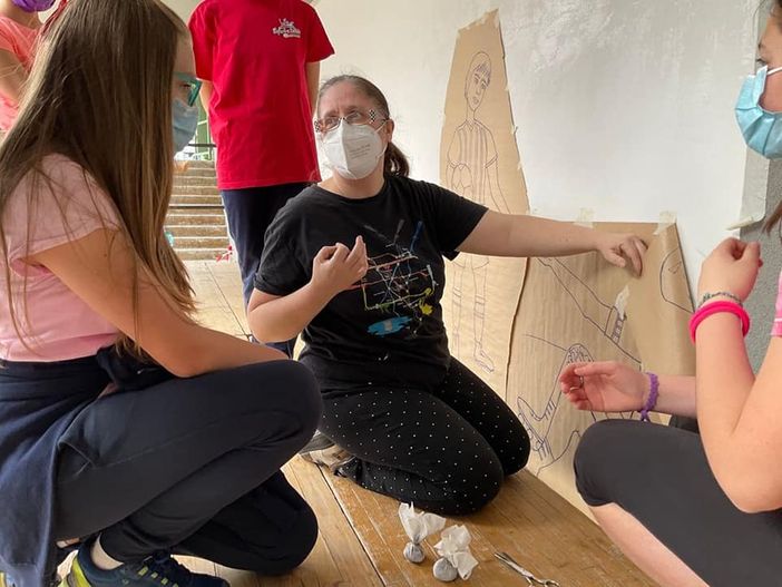 L'artista Monica Sepe al lavoro con i ragazzi