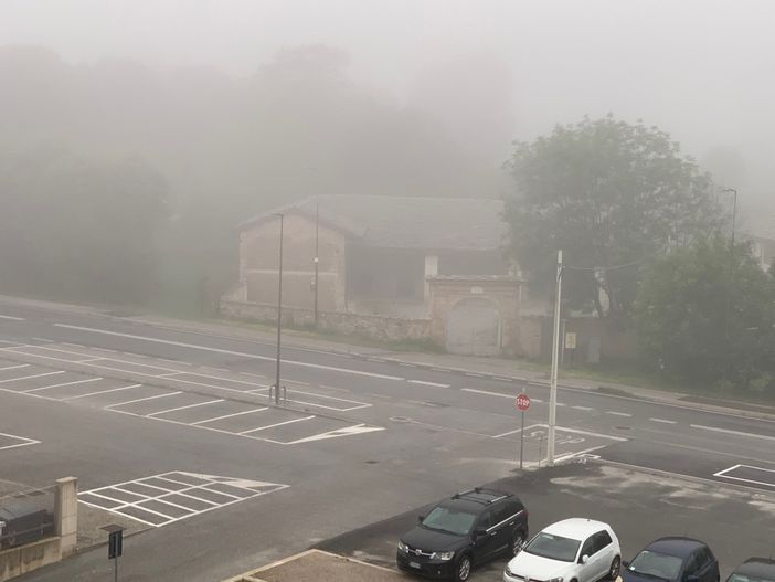 La nebbia che grava su Corso Francia, a Cuneo