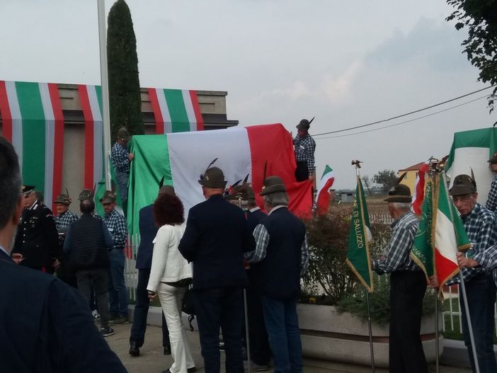 Scarnafigi, inaugurato il nuovo monumento degli alpini Scarnafigi, inaugurato il nuovo monumento degli alpini