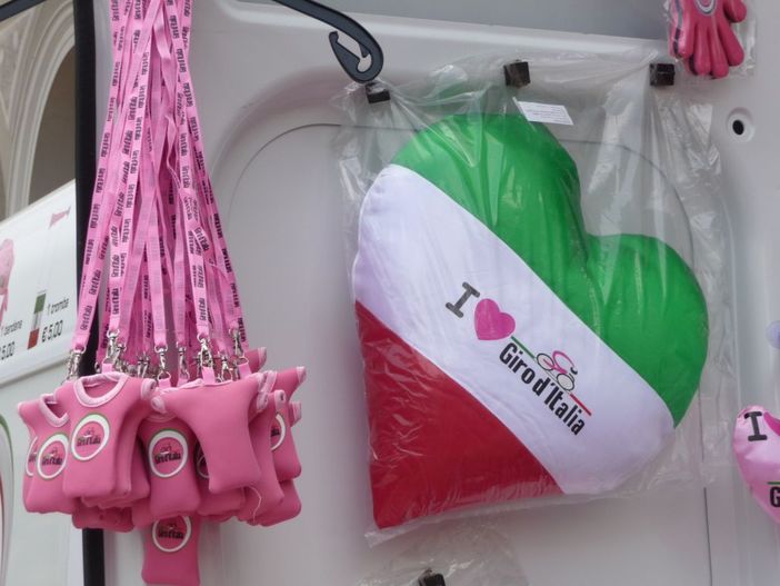 Cresce la "febbre rosa" in Granda: tanti campioni di ieri e di oggi per la presentazione delle tappe cuneesi