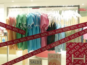 Savigliano e i saldi: lieve ottimismo tra i commercianti