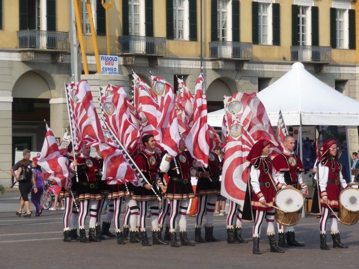 Il palio di Fossano aprirà la fiera del porro di Cervere
