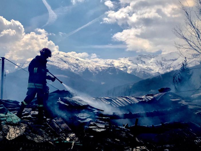 In fiamme una casa a Oncino: al lavoro diverse squadre dei Vigili del fuoco