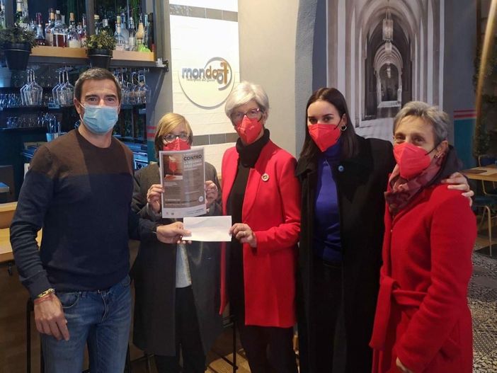 Non solo scarpette rosse, ma gesti concreti. Mondovì in piazza contro la violenza  [VIDEO]