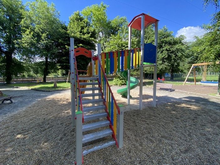 A Paesana installate nei giardinetti le nuove giostre per bambini