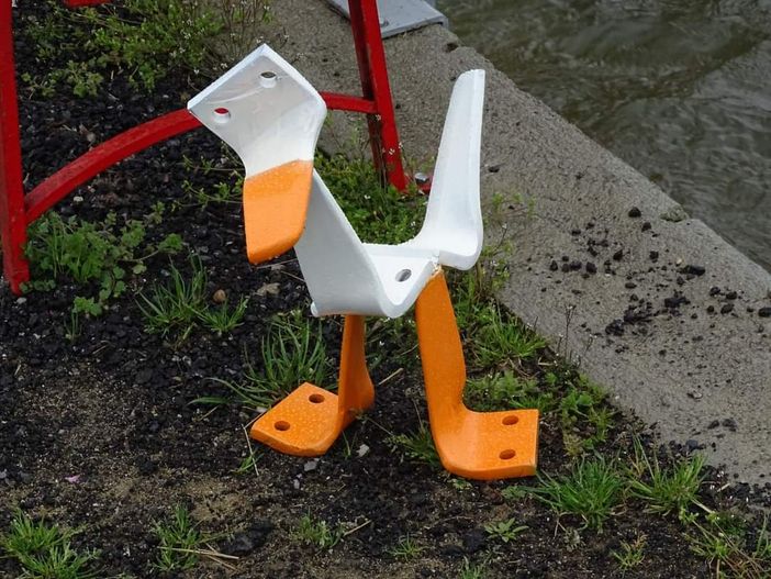 L'artista popolare Luigi Panero colpisce ancora: suo il simpatico papero in staffe di metallo e vernice L'artista popolare Luigi Panero colpisce ancora: suo il simpatico papero in staffe di metallo e vernice