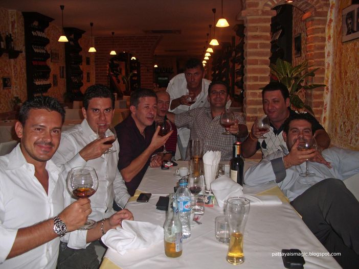 Mario Germano (in piedi) con un gruppo di turisti amici