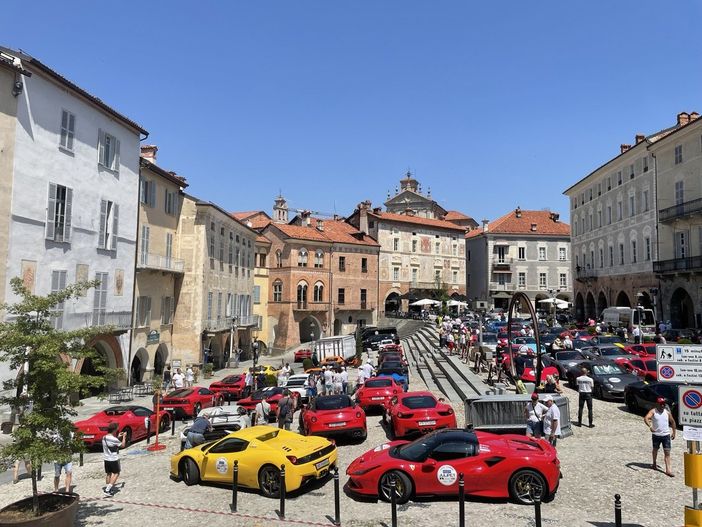 Le supercar della Targa Sobrero in piazza Maggiore a Mondovì Piazza