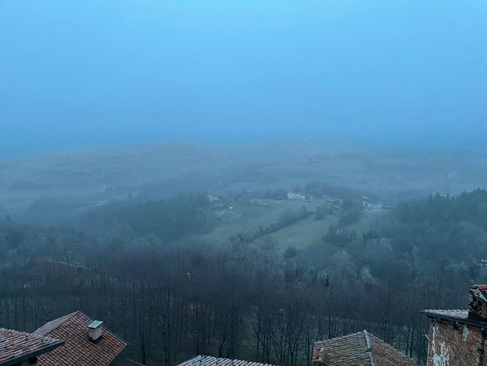 Nevica sul Colle della Maddalena, mentre il resto della Granda è avvolto da nebbia e foschia Nevica sul Colle della Maddalena, mentre il resto della Granda è avvolto da nebbia e foschia