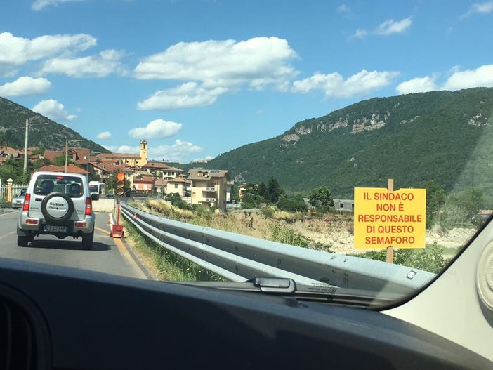 Senso unico alternato sulla SS 28, la provocazione del sindaco di Priola: "Non ne sono responsabile"