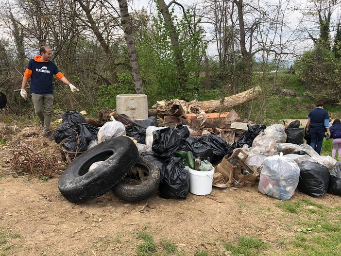 Trovati anche pezzi di eternit e bidoni di vernice nell'area del torrente Grana a Passatore