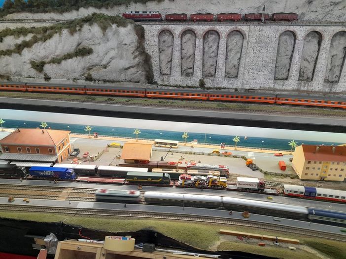 Il plastico ferroviario nella stazione di Borgo, foto da facebook Il plastico ferroviario nella stazione di Borgo, foto da facebook