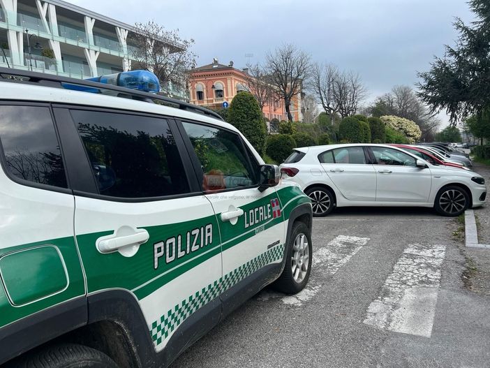 Cuneo, ritrovata la borsa che le avevano rubato: dentro i documenti e, soprattutto, le foto a lei care