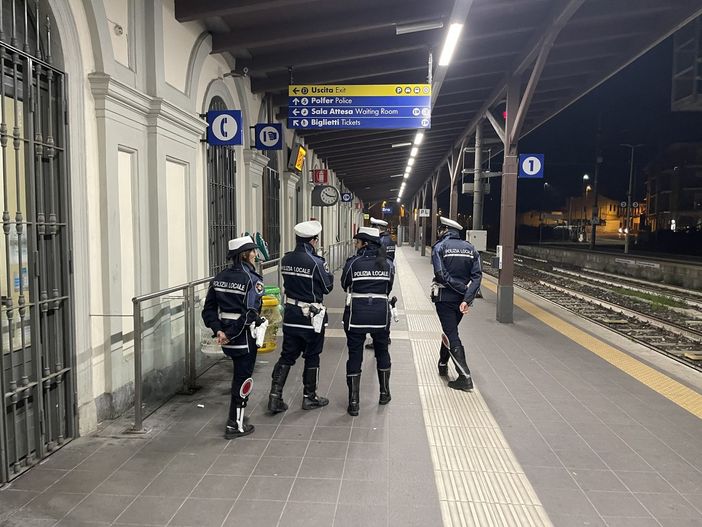 La polizia Locale di Bra nella stazione ferroviaria
