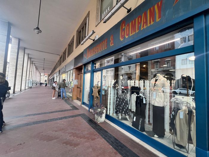 Sei giovanissimi in trasferta da Milano a Cuneo per rubare nei negozi della città Sei giovanissimi in trasferta da Milano a Cuneo per rubare nei negozi della città