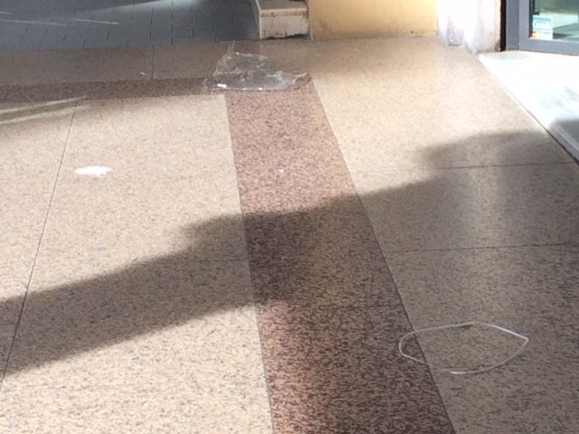 A Cuneo, portici di corso Nizza sporchi e pieni di cartacce