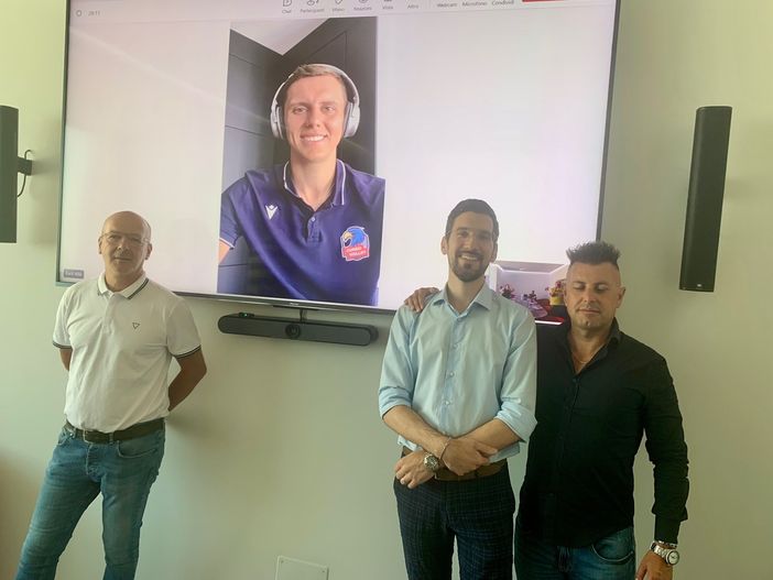 Da sinistra: il DS di Cuneo Volley Paolo Brugiafreddo, il socio titolare di Sames Andrea Massarenti ed il direttore generale Davide Bima. Al centro, in collegamento streaming, Karli Allik Da sinistra: il DS di Cuneo Volley Paolo Brugiafreddo, il socio titolare di Sames Andrea Massarenti ed il direttore generale Davide Bima. Al centro, in collegamento streaming, Karli Allik