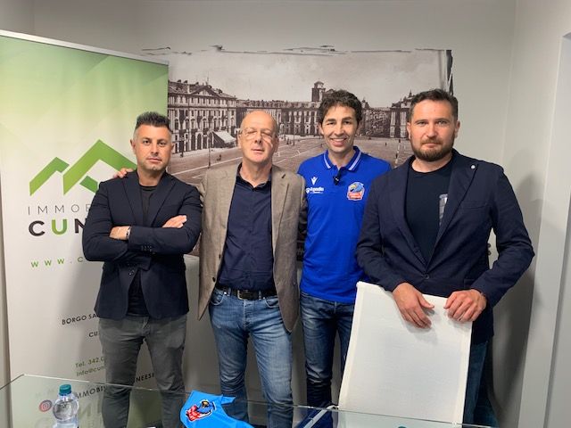 Da sx: il Dg di cuneo Volley Davide Bima, il ds Paolo Brugiafreddo, Daniele Sottile e Matteo Martino di Immobiliare Cuneese