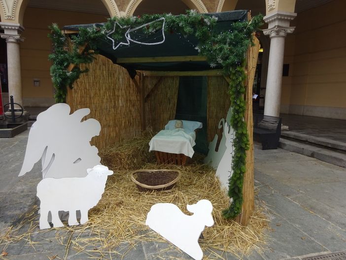 Il presepe statico e solidale di Bra, allestito davanti alla Bper banca