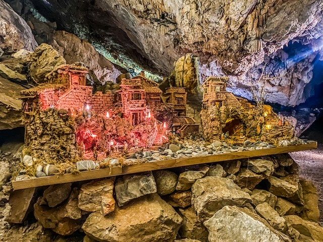 La mostra dei presepi nella Grotta dei Dossi in una passata edizione