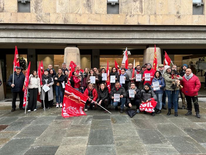 Cuneo, protesta davanti a Zara per il mancato accordo sul rinnovo del contratto Cuneo, protesta davanti a Zara per il mancato accordo sul rinnovo del contratto