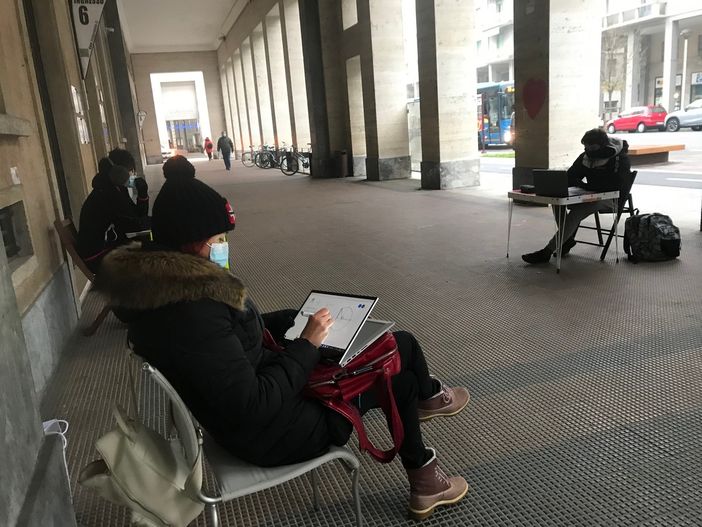 Terza settimana di lezione davanti al liceo di Cuneo: la prof di arte non molla, con lei anche un'insegnante di matematica (VIDEO)