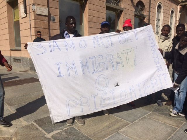 Immagine della protesta dei migranti ospiti a Entracque