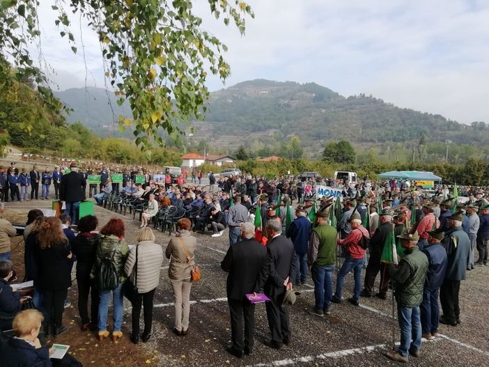 Il raduno della sezione ANA Mondovì a Cortemilia, che ha festeggiato il 90° anniversario del suo gruppo