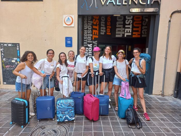 Le ragazze saviglianesi al loro arrivo nell'aeroporto spagnolo
