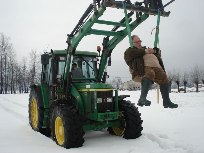 Edoardo Raspelli porta le telecamere di Melaverde a Busca