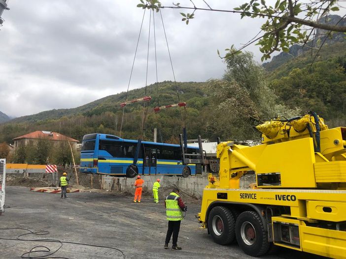 Autobus alluvionati nel deposito di Ormea: in corso le operazioni di recupero Autobus alluvionati nel deposito di Ormea: in corso le operazioni di recupero
