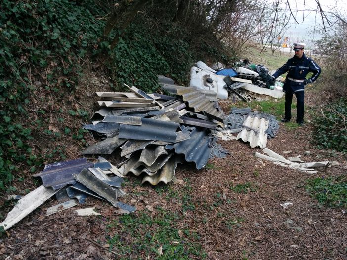 Discarica a cielo aperto in un boschetto di Guarene Discarica a cielo aperto in un boschetto di Guarene