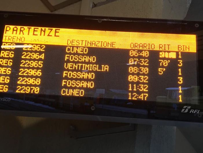 Rami sulla ferrovia per il forte vento della notte: il Limone-Fossano in ritardo di 70 minuti