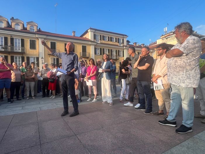A Cuneo in centinaia alla riunione spontanea di piazza Boves. Il promotore Falco: “Questo è il quadrilatero del degrado e dello spaccio” A Cuneo in centinaia alla riunione spontanea di piazza Boves. Il promotore Falco: “Questo è il quadrilatero del degrado e dello spaccio”