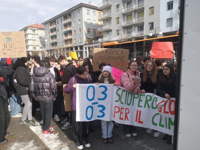 I ragazzi di Cuneo di nuovo in piazza per il clima... ma chi li ascolta?