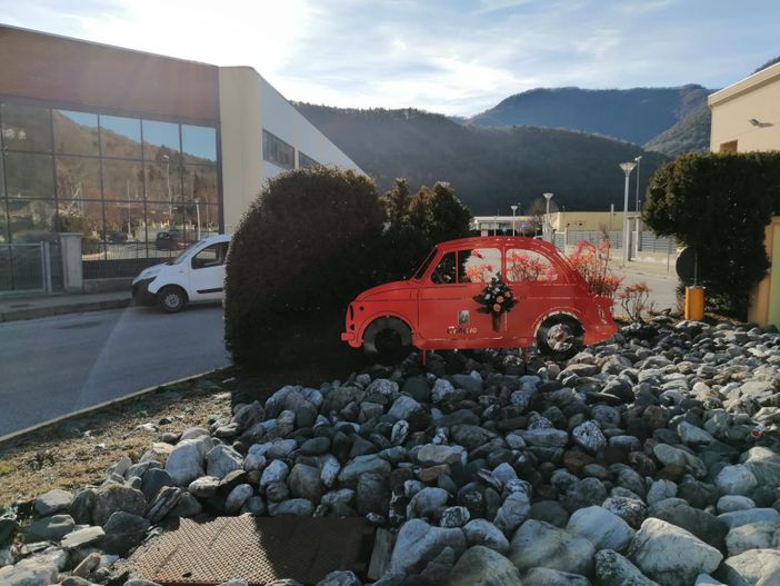 Rubata a Roccabruna la sagoma della "Fiat 500" in ricordo di Olimpio Olagnero