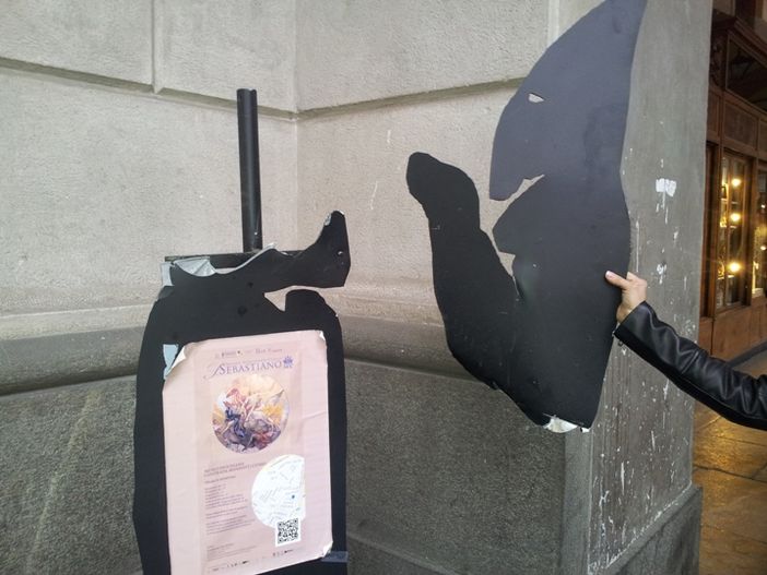 L'incappucciato davanti al Duomo è stato anche... mozzato