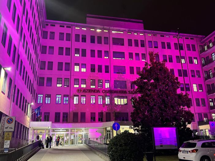 La facciata del Santa Croce si illumina di rosa per ricordare alle donne l'importanza della prevenzione La facciata del Santa Croce si illumina di rosa per ricordare alle donne l'importanza della prevenzione
