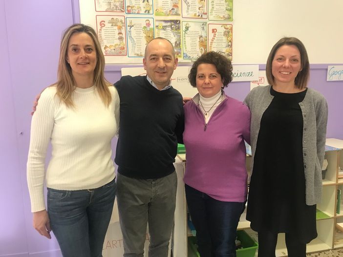 Da sinistra, la maestra Risso, l'assessore del Comune di Cuneo Luca Serale, la dirigente Anigello e la maestra Anna Isoardi Da sinistra, la maestra Risso, l'assessore del Comune di Cuneo Luca Serale, la dirigente Anigello e la maestra Anna Isoardi