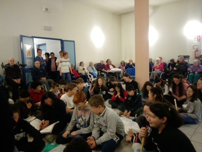 Canto natalizio degli studenti di Monesiglio agli ospiti della casa di riposo