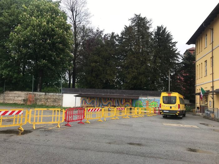Cortile della Primaria di Spinetta inagibile per alcuni alberi pericolanti. Il Comune di Cuneo non può intervenire e lo transenna