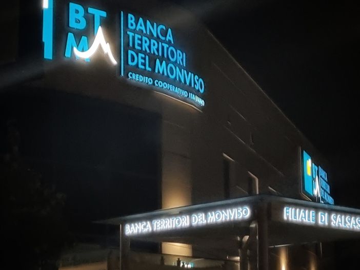 Insegne spente dopo la mezzanotte: Banca Territori del Monviso per il risparmio energetico e la tutela dell’ambiente