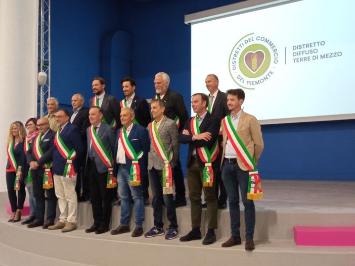 Firmato il protocollo del Distretto del commercio delle “Terre di Mezzo” Firmato il protocollo del Distretto del commercio delle “Terre di Mezzo”