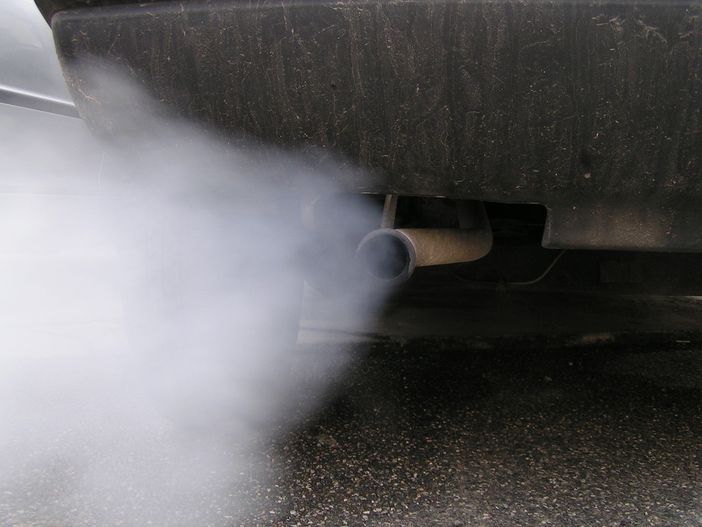 Scattano i semafori antismog in Granda, ma le polemiche sulle nuove norme non si placano