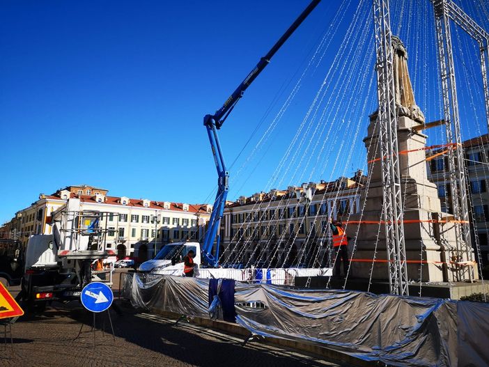 La fine delle Feste manda in archivio IllumiNatale: a Cuneo si smontano le luminarie