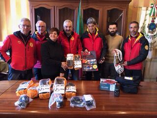 Il comune di Peveragno dona imbragature, radio e materiale tecnico alla stazione di soccorso alpino Valle Pesio