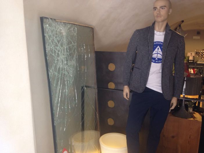 Furto con spaccata in zona Ztl a Cuneo: preso di mira negozio di abbigliamento da uomo