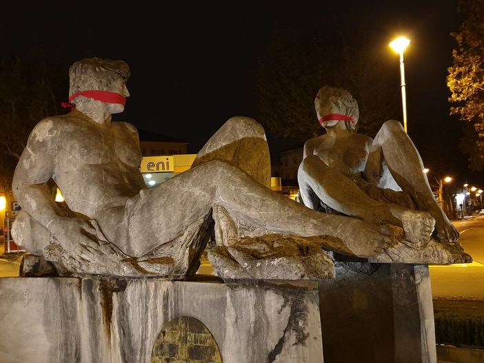 Da Cuneo a La Morra: Casapound imbavaglia le statue per dire NO alla censura Da Cuneo a La Morra: Casapound imbavaglia le statue per dire NO alla censura