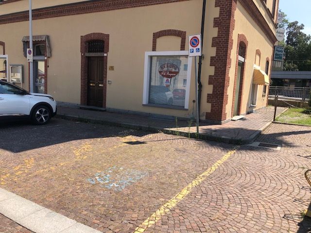 Lo stallo per disabili di fronte alla macelleria di Spinetta